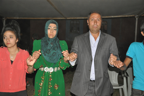 Yüksekova'da 14-15 Temmuz 2012'de dünya evine giren çiftlerimizi sizlerler için sayfamıza taşıdık. Yüksekova Güncel Ailesi olarak tüm çitflerimize mutluluklar dileriz: FOTO: GÖRÜNTÜ: YAŞAR KAPLAN - SİNAN AKKURT