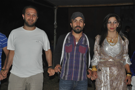 Yüksekova'da 14-15 Temmuz 2012'de dünya evine giren çiftlerimizi sizlerler için sayfamıza taşıdık. Yüksekova Güncel Ailesi olarak tüm çitflerimize mutluluklar dileriz: FOTO: GÖRÜNTÜ: YAŞAR KAPLAN - SİNAN AKKURT