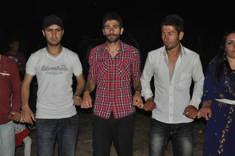 Yüksekova'da 14-15 Temmuz 2012'de dünya evine giren çiftlerimizi sizlerler için sayfamıza taşıdık. Yüksekova Güncel Ailesi olarak tüm çitflerimize mutluluklar dileriz: FOTO: GÖRÜNTÜ: YAŞAR KAPLAN - SİNAN AKKURT