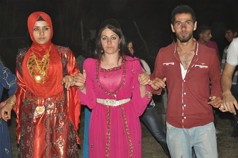 Yüksekova'da 14-15 Temmuz 2012'de dünya evine giren çiftlerimizi sizlerler için sayfamıza taşıdık. Yüksekova Güncel Ailesi olarak tüm çitflerimize mutluluklar dileriz: FOTO: GÖRÜNTÜ: YAŞAR KAPLAN - SİNAN AKKURT