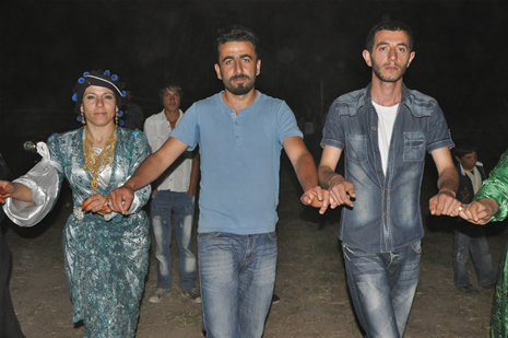 Yüksekova'da 14-15 Temmuz 2012'de dünya evine giren çiftlerimizi sizlerler için sayfamıza taşıdık. Yüksekova Güncel Ailesi olarak tüm çitflerimize mutluluklar dileriz: FOTO: GÖRÜNTÜ: YAŞAR KAPLAN - SİNAN AKKURT