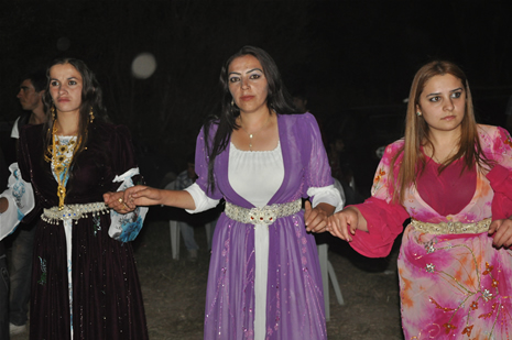 Yüksekova'da 14-15 Temmuz 2012'de dünya evine giren çiftlerimizi sizlerler için sayfamıza taşıdık. Yüksekova Güncel Ailesi olarak tüm çitflerimize mutluluklar dileriz: FOTO: GÖRÜNTÜ: YAŞAR KAPLAN - SİNAN AKKURT