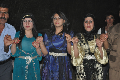 Yüksekova'da 14-15 Temmuz 2012'de dünya evine giren çiftlerimizi sizlerler için sayfamıza taşıdık. Yüksekova Güncel Ailesi olarak tüm çitflerimize mutluluklar dileriz: FOTO: GÖRÜNTÜ: YAŞAR KAPLAN - SİNAN AKKURT