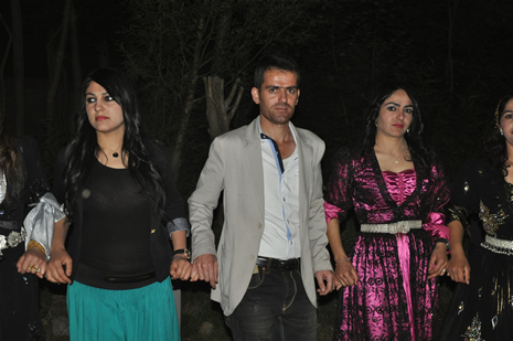 Yüksekova'da 14-15 Temmuz 2012'de dünya evine giren çiftlerimizi sizlerler için sayfamıza taşıdık. Yüksekova Güncel Ailesi olarak tüm çitflerimize mutluluklar dileriz: FOTO: GÖRÜNTÜ: YAŞAR KAPLAN - SİNAN AKKURT