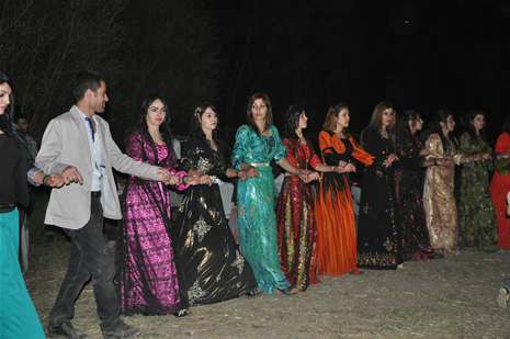 Yüksekova'da 14-15 Temmuz 2012'de dünya evine giren çiftlerimizi sizlerler için sayfamıza taşıdık. Yüksekova Güncel Ailesi olarak tüm çitflerimize mutluluklar dileriz: FOTO: GÖRÜNTÜ: YAŞAR KAPLAN - SİNAN AKKURT