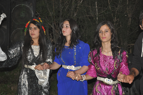 Yüksekova'da 14-15 Temmuz 2012'de dünya evine giren çiftlerimizi sizlerler için sayfamıza taşıdık. Yüksekova Güncel Ailesi olarak tüm çitflerimize mutluluklar dileriz: FOTO: GÖRÜNTÜ: YAŞAR KAPLAN - SİNAN AKKURT