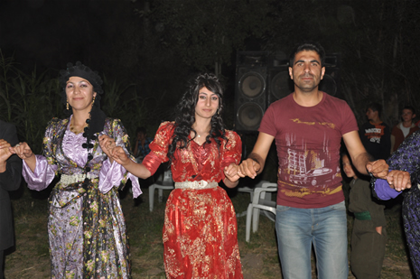 Yüksekova'da 14-15 Temmuz 2012'de dünya evine giren çiftlerimizi sizlerler için sayfamıza taşıdık. Yüksekova Güncel Ailesi olarak tüm çitflerimize mutluluklar dileriz: FOTO: GÖRÜNTÜ: YAŞAR KAPLAN - SİNAN AKKURT