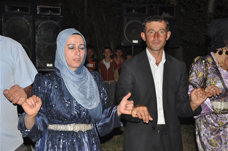 Yüksekova'da 14-15 Temmuz 2012'de dünya evine giren çiftlerimizi sizlerler için sayfamıza taşıdık. Yüksekova Güncel Ailesi olarak tüm çitflerimize mutluluklar dileriz: FOTO: GÖRÜNTÜ: YAŞAR KAPLAN - SİNAN AKKURT