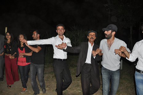 Yüksekova'da 14-15 Temmuz 2012'de dünya evine giren çiftlerimizi sizlerler için sayfamıza taşıdık. Yüksekova Güncel Ailesi olarak tüm çitflerimize mutluluklar dileriz: FOTO: GÖRÜNTÜ: YAŞAR KAPLAN - SİNAN AKKURT