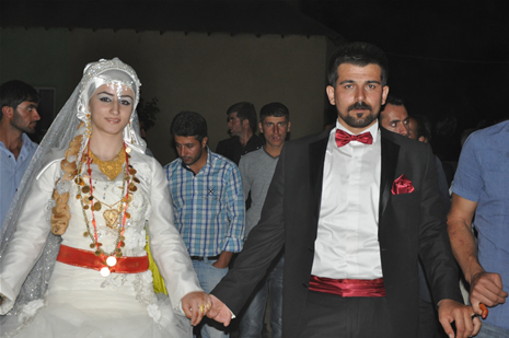 Yüksekova'da 14-15 Temmuz 2012'de dünya evine giren çiftlerimizi sizlerler için sayfamıza taşıdık. Yüksekova Güncel Ailesi olarak tüm çitflerimize mutluluklar dileriz: FOTO: GÖRÜNTÜ: YAŞAR KAPLAN - SİNAN AKKURT