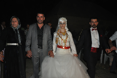 Yüksekova'da 14-15 Temmuz 2012'de dünya evine giren çiftlerimizi sizlerler için sayfamıza taşıdık. Yüksekova Güncel Ailesi olarak tüm çitflerimize mutluluklar dileriz: FOTO: GÖRÜNTÜ: YAŞAR KAPLAN - SİNAN AKKURT