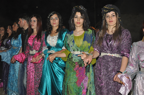 Yüksekova'da 14-15 Temmuz 2012'de dünya evine giren çiftlerimizi sizlerler için sayfamıza taşıdık. Yüksekova Güncel Ailesi olarak tüm çitflerimize mutluluklar dileriz: FOTO: GÖRÜNTÜ: YAŞAR KAPLAN - SİNAN AKKURT