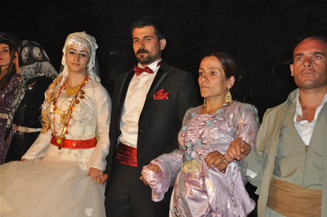 Yüksekova'da 14-15 Temmuz 2012'de dünya evine giren çiftlerimizi sizlerler için sayfamıza taşıdık. Yüksekova Güncel Ailesi olarak tüm çitflerimize mutluluklar dileriz: FOTO: GÖRÜNTÜ: YAŞAR KAPLAN - SİNAN AKKURT