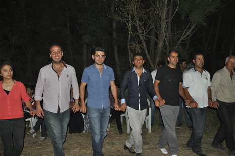 Yüksekova'da 14-15 Temmuz 2012'de dünya evine giren çiftlerimizi sizlerler için sayfamıza taşıdık. Yüksekova Güncel Ailesi olarak tüm çitflerimize mutluluklar dileriz: FOTO: GÖRÜNTÜ: YAŞAR KAPLAN - SİNAN AKKURT