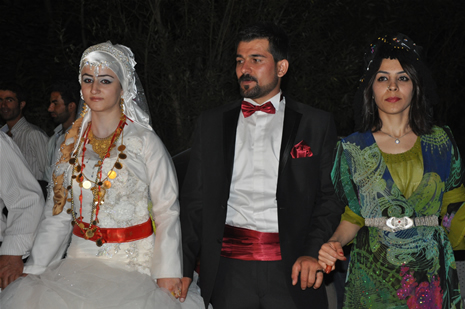 Yüksekova'da 14-15 Temmuz 2012'de dünya evine giren çiftlerimizi sizlerler için sayfamıza taşıdık. Yüksekova Güncel Ailesi olarak tüm çitflerimize mutluluklar dileriz: FOTO: GÖRÜNTÜ: YAŞAR KAPLAN - SİNAN AKKURT