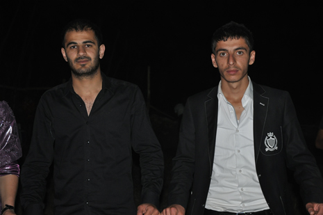 Yüksekova'da 14-15 Temmuz 2012'de dünya evine giren çiftlerimizi sizlerler için sayfamıza taşıdık. Yüksekova Güncel Ailesi olarak tüm çitflerimize mutluluklar dileriz: FOTO: GÖRÜNTÜ: YAŞAR KAPLAN - SİNAN AKKURT