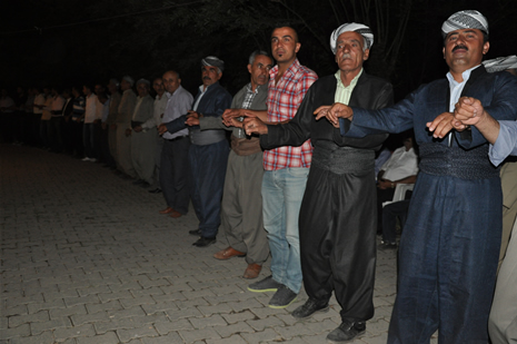 Yüksekova'da 14-15 Temmuz 2012'de dünya evine giren çiftlerimizi sizlerler için sayfamıza taşıdık. Yüksekova Güncel Ailesi olarak tüm çitflerimize mutluluklar dileriz: FOTO: GÖRÜNTÜ: YAŞAR KAPLAN - SİNAN AKKURT