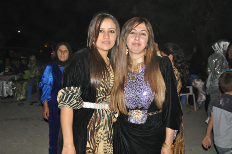 Yüksekova'da 14-15 Temmuz 2012'de dünya evine giren çiftlerimizi sizlerler için sayfamıza taşıdık. Yüksekova Güncel Ailesi olarak tüm çitflerimize mutluluklar dileriz: FOTO: GÖRÜNTÜ: YAŞAR KAPLAN - SİNAN AKKURT