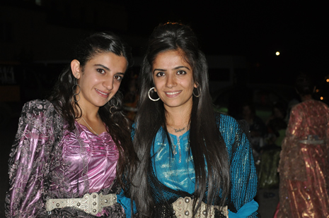 Yüksekova'da 14-15 Temmuz 2012'de dünya evine giren çiftlerimizi sizlerler için sayfamıza taşıdık. Yüksekova Güncel Ailesi olarak tüm çitflerimize mutluluklar dileriz: FOTO: GÖRÜNTÜ: YAŞAR KAPLAN - SİNAN AKKURT