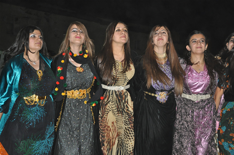 Yüksekova'da 14-15 Temmuz 2012'de dünya evine giren çiftlerimizi sizlerler için sayfamıza taşıdık. Yüksekova Güncel Ailesi olarak tüm çitflerimize mutluluklar dileriz: FOTO: GÖRÜNTÜ: YAŞAR KAPLAN - SİNAN AKKURT