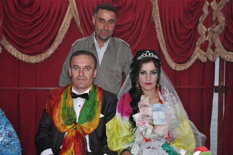 Yüksekova'da 14-15 Temmuz 2012'de dünya evine giren çiftlerimizi sizlerler için sayfamıza taşıdık. Yüksekova Güncel Ailesi olarak tüm çitflerimize mutluluklar dileriz: FOTO: GÖRÜNTÜ: YAŞAR KAPLAN - SİNAN AKKURT