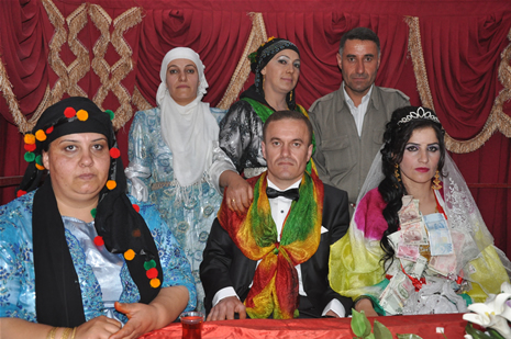 Yüksekova'da 14-15 Temmuz 2012'de dünya evine giren çiftlerimizi sizlerler için sayfamıza taşıdık. Yüksekova Güncel Ailesi olarak tüm çitflerimize mutluluklar dileriz: FOTO: GÖRÜNTÜ: YAŞAR KAPLAN - SİNAN AKKURT