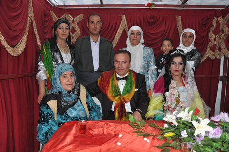 Yüksekova'da 14-15 Temmuz 2012'de dünya evine giren çiftlerimizi sizlerler için sayfamıza taşıdık. Yüksekova Güncel Ailesi olarak tüm çitflerimize mutluluklar dileriz: FOTO: GÖRÜNTÜ: YAŞAR KAPLAN - SİNAN AKKURT