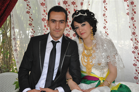 Yüksekova'da 14-15 Temmuz 2012'de dünya evine giren çiftlerimizi sizlerler için sayfamıza taşıdık. Yüksekova Güncel Ailesi olarak tüm çitflerimize mutluluklar dileriz: FOTO: GÖRÜNTÜ: YAŞAR KAPLAN - SİNAN AKKURT