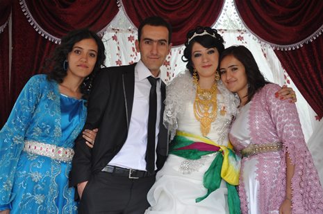 Yüksekova'da 14-15 Temmuz 2012'de dünya evine giren çiftlerimizi sizlerler için sayfamıza taşıdık. Yüksekova Güncel Ailesi olarak tüm çitflerimize mutluluklar dileriz: FOTO: GÖRÜNTÜ: YAŞAR KAPLAN - SİNAN AKKURT