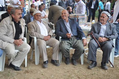 Yüksekova'da 14-15 Temmuz 2012'de dünya evine giren çiftlerimizi sizlerler için sayfamıza taşıdık. Yüksekova Güncel Ailesi olarak tüm çitflerimize mutluluklar dileriz: FOTO: GÖRÜNTÜ: YAŞAR KAPLAN - SİNAN AKKURT