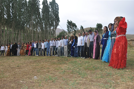 Yüksekova'da 14-15 Temmuz 2012'de dünya evine giren çiftlerimizi sizlerler için sayfamıza taşıdık. Yüksekova Güncel Ailesi olarak tüm çitflerimize mutluluklar dileriz: FOTO: GÖRÜNTÜ: YAŞAR KAPLAN - SİNAN AKKURT