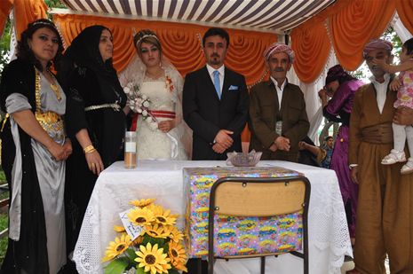 Yüksekova'da 14-15 Temmuz 2012'de dünya evine giren çiftlerimizi sizlerler için sayfamıza taşıdık. Yüksekova Güncel Ailesi olarak tüm çitflerimize mutluluklar dileriz: FOTO: GÖRÜNTÜ: YAŞAR KAPLAN - SİNAN AKKURT