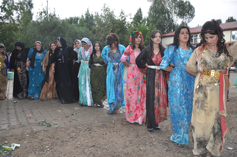 Yüksekova'da 14-15 Temmuz 2012'de dünya evine giren çiftlerimizi sizlerler için sayfamıza taşıdık. Yüksekova Güncel Ailesi olarak tüm çitflerimize mutluluklar dileriz: FOTO: GÖRÜNTÜ: YAŞAR KAPLAN - SİNAN AKKURT