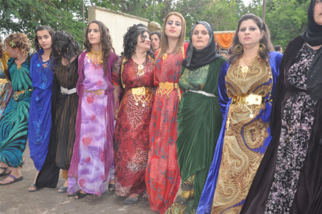 Yüksekova'da 14-15 Temmuz 2012'de dünya evine giren çiftlerimizi sizlerler için sayfamıza taşıdık. Yüksekova Güncel Ailesi olarak tüm çitflerimize mutluluklar dileriz: FOTO: GÖRÜNTÜ: YAŞAR KAPLAN - SİNAN AKKURT