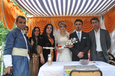 Yüksekova'da 14-15 Temmuz 2012'de dünya evine giren çiftlerimizi sizlerler için sayfamıza taşıdık. Yüksekova Güncel Ailesi olarak tüm çitflerimize mutluluklar dileriz: FOTO: GÖRÜNTÜ: YAŞAR KAPLAN - SİNAN AKKURT