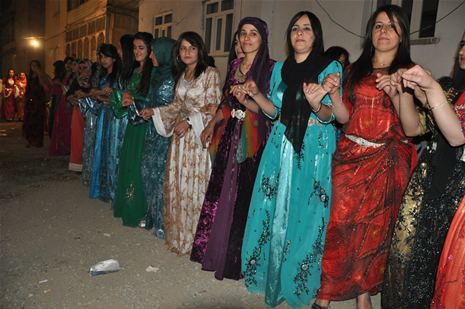 Yüksekova'da 14-15 Temmuz 2012'de dünya evine giren çiftlerimizi sizlerler için sayfamıza taşıdık. Yüksekova Güncel Ailesi olarak tüm çitflerimize mutluluklar dileriz: FOTO: GÖRÜNTÜ: YAŞAR KAPLAN - SİNAN AKKURT