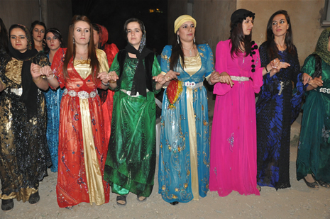 Yüksekova'da 14-15 Temmuz 2012'de dünya evine giren çiftlerimizi sizlerler için sayfamıza taşıdık. Yüksekova Güncel Ailesi olarak tüm çitflerimize mutluluklar dileriz: FOTO: GÖRÜNTÜ: YAŞAR KAPLAN - SİNAN AKKURT