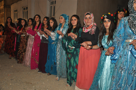 Yüksekova'da 14-15 Temmuz 2012'de dünya evine giren çiftlerimizi sizlerler için sayfamıza taşıdık. Yüksekova Güncel Ailesi olarak tüm çitflerimize mutluluklar dileriz: FOTO: GÖRÜNTÜ: YAŞAR KAPLAN - SİNAN AKKURT