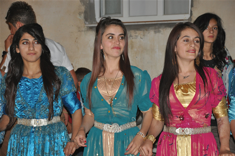 Yüksekova'da 14-15 Temmuz 2012'de dünya evine giren çiftlerimizi sizlerler için sayfamıza taşıdık. Yüksekova Güncel Ailesi olarak tüm çitflerimize mutluluklar dileriz: FOTO: GÖRÜNTÜ: YAŞAR KAPLAN - SİNAN AKKURT