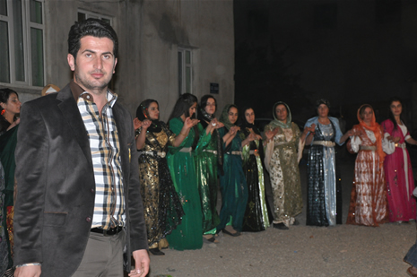 Yüksekova'da 14-15 Temmuz 2012'de dünya evine giren çiftlerimizi sizlerler için sayfamıza taşıdık. Yüksekova Güncel Ailesi olarak tüm çitflerimize mutluluklar dileriz: FOTO: GÖRÜNTÜ: YAŞAR KAPLAN - SİNAN AKKURT