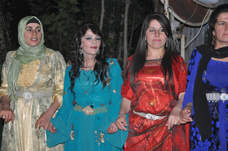 Yüksekova'da 14-15 Temmuz 2012'de dünya evine giren çiftlerimizi sizlerler için sayfamıza taşıdık. Yüksekova Güncel Ailesi olarak tüm çitflerimize mutluluklar dileriz: FOTO: GÖRÜNTÜ: YAŞAR KAPLAN - SİNAN AKKURT