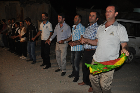 Yüksekova'da 14-15 Temmuz 2012'de dünya evine giren çiftlerimizi sizlerler için sayfamıza taşıdık. Yüksekova Güncel Ailesi olarak tüm çitflerimize mutluluklar dileriz: FOTO: GÖRÜNTÜ: YAŞAR KAPLAN - SİNAN AKKURT