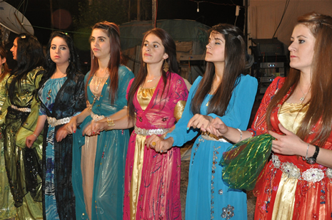 Yüksekova'da 14-15 Temmuz 2012'de dünya evine giren çiftlerimizi sizlerler için sayfamıza taşıdık. Yüksekova Güncel Ailesi olarak tüm çitflerimize mutluluklar dileriz: FOTO: GÖRÜNTÜ: YAŞAR KAPLAN - SİNAN AKKURT