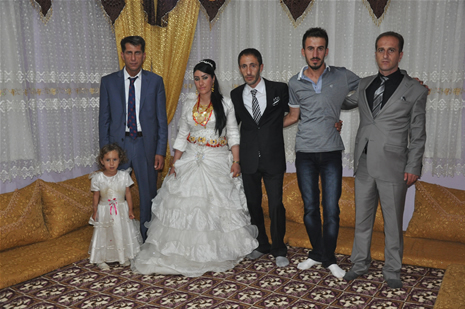 Yüksekova'da 14-15 Temmuz 2012'de dünya evine giren çiftlerimizi sizlerler için sayfamıza taşıdık. Yüksekova Güncel Ailesi olarak tüm çitflerimize mutluluklar dileriz: FOTO: GÖRÜNTÜ: YAŞAR KAPLAN - SİNAN AKKURT