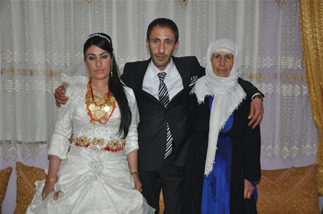 Yüksekova'da 14-15 Temmuz 2012'de dünya evine giren çiftlerimizi sizlerler için sayfamıza taşıdık. Yüksekova Güncel Ailesi olarak tüm çitflerimize mutluluklar dileriz: FOTO: GÖRÜNTÜ: YAŞAR KAPLAN - SİNAN AKKURT