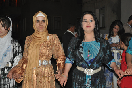 Yüksekova'da 14-15 Temmuz 2012'de dünya evine giren çiftlerimizi sizlerler için sayfamıza taşıdık. Yüksekova Güncel Ailesi olarak tüm çitflerimize mutluluklar dileriz: FOTO: GÖRÜNTÜ: YAŞAR KAPLAN - SİNAN AKKURT