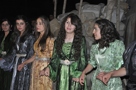 Yüksekova'da 14-15 Temmuz 2012'de dünya evine giren çiftlerimizi sizlerler için sayfamıza taşıdık. Yüksekova Güncel Ailesi olarak tüm çitflerimize mutluluklar dileriz: FOTO: GÖRÜNTÜ: YAŞAR KAPLAN - SİNAN AKKURT