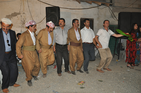 Yüksekova'da 14-15 Temmuz 2012'de dünya evine giren çiftlerimizi sizlerler için sayfamıza taşıdık. Yüksekova Güncel Ailesi olarak tüm çitflerimize mutluluklar dileriz: FOTO: GÖRÜNTÜ: YAŞAR KAPLAN - SİNAN AKKURT