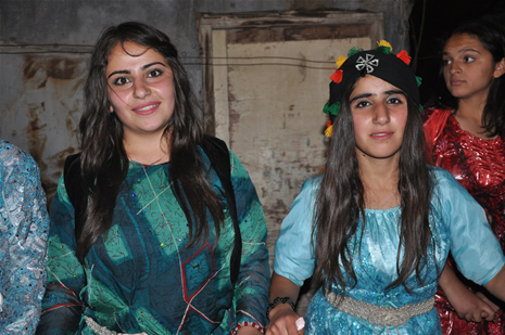 Yüksekova'da 14-15 Temmuz 2012'de dünya evine giren çiftlerimizi sizlerler için sayfamıza taşıdık. Yüksekova Güncel Ailesi olarak tüm çitflerimize mutluluklar dileriz: FOTO: GÖRÜNTÜ: YAŞAR KAPLAN - SİNAN AKKURT