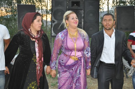 Yüksekova'da 14-15 Temmuz 2012'de dünya evine giren çiftlerimizi sizlerler için sayfamıza taşıdık. Yüksekova Güncel Ailesi olarak tüm çitflerimize mutluluklar dileriz: FOTO: GÖRÜNTÜ: YAŞAR KAPLAN - SİNAN AKKURT